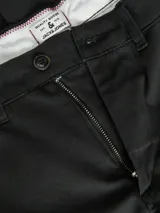 Pantalón chino negro de corte regular fit con dobladillo. Tiro medio, cierre con cremallera, bolsillos estilo chino y dobladillo en la botamanga.