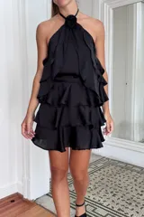 Minifalda de tres volados color bordó, con pretina elástica trasera.