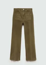 Pantalón de jean verde militar, de tiro medio, corte acampanado y largo cropped. Presenta bolsillos de parche delanteros y traseros, trabillas y terminación desflecada.