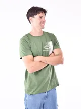 Remera color verde con gráfico en el frente, de corte clásico y mangas cortas.