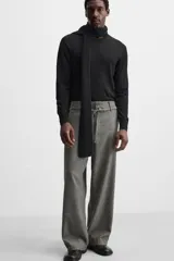 Pantalón gris de corte recto con cinturón de la misma tela, bolsillos laterales y traseros de vivo.