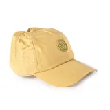 Gorro deportivo color mostaza, con visera curva, cierre ajustable y logo circular con letras en el frente.