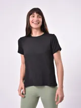Remera negra de corte clásico y mangas cortas.