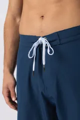 Short de baño azul marino con cordón blanco en la cintura y logo de la marca en la pierna derecha.