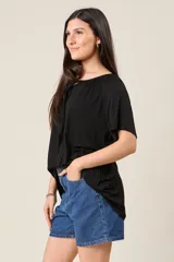 Blusa negra de mangas cortas con escote redondo y lazo ajustable en el cuello.