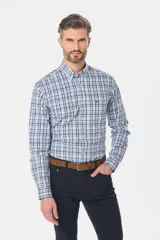 Camisa de hombre a cuadros rojos, azules y blancos, de manga larga y corte clásico.