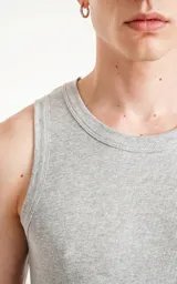 Musculosa gris melange de tela morley con corte slim fit.