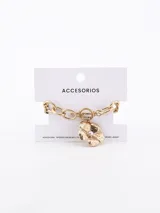 Pulsera dorada con eslabones y charm decorativo en forma de flor.