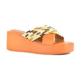 Sandalias con plataforma color naranja, con dos tiras anchas sobre el empeine, una de cuero liso y otra tejida en tonos marrón, beige y dorado.