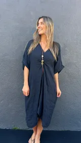 Vestido azul marino de lino con cuello en V, mangas cortas y corte holgado.