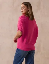 Buzo tejido acanalado color fucsia, marca Ninety, con mangas cortas japonesas y cuello redondo.