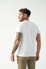 Remera básica color marrón claro, de corte regular, manga corta, cuello redondo y logo bordado en el pecho.