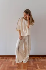 Blusa color crema de lino con mangas cortas amplias y cuello redondo con ribete bordado.