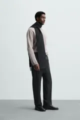Sweater negro de punto con cuello redondo y mangas largas.