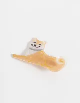 Hebilla para el pelo con forma de perro Shiba Inu color beige con collar gris y detalles en negro.
