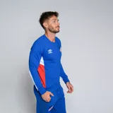 Buzo deportivo Umbro del Club Nacional de Football, modelo Premier, color azul marino con detalles en blanco en los puños y paneles laterales en rojo. Presenta el escudo del club en el pecho.