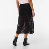 Falda midi evasé de encaje floral calado color negro, con cintura alta y forro interior.