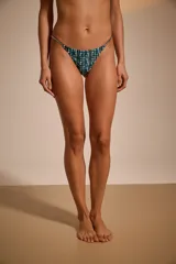 Colaless estampada con diseño abstracto en tonos turquesa, negro y blanco.