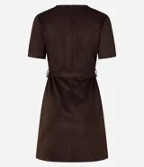 Vestido corto de gamuza color marrón, con cuello redondo, mangas cortas y cinturón con hebilla cuadrada.
