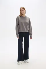 Pantalón de jean azul oscuro, de corte ancho y tiro alto.