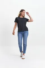 Remera celeste de algodón con cuello redondo y calce regular.