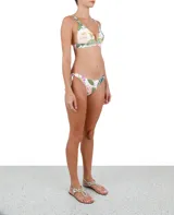 Top de bikini con estampado floral multicolor, corte triangular y tirantes finos.
