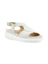Sandalias de cuero color gris claro con tiras cruzadas y elástico. Suela de plataforma blanca.