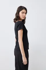 Remera blanca de manga corta con escote bote.