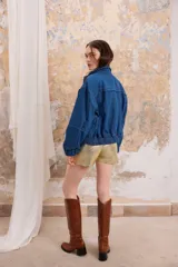 Short de cuero metalizado color azul eléctrico, de tiro alto y corte recto.