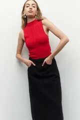 Maxifalda de jean negra con abertura baja en la parte trasera.