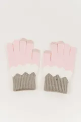 Guantes tejidos con diseño de bloques de color: rosa, blanco y gris.