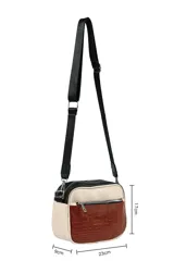 Bandolera negra con correa ajustable y textura simil cuero de cocodrilo.