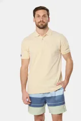 Short de baño celeste con rayas horizontales en tonos de azul y verde.