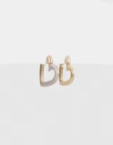 Aros argolla dorados con forma de corazón y esmaltado con textura.