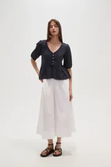 Pantalón blanco de algodón, corte ancho, tiro medio y cintura elastizada.