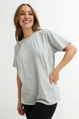 Remera gris de algodón con cuello redondo y mangas cortas.