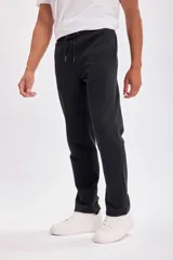 Pantalón deportivo recto negro, de corte clásico.