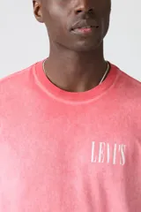 Remera de algodón color rosa con efecto desteñido y logo de Levi's estampado en blanco en el pecho.