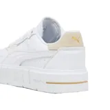 Zapatillas Puma Cali Court Match blancas con detalles en beige en el talón y en la lengüeta.