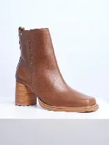 Bota corta color beige de gamuza, con taco cuadrado de madera.