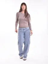 Pantalón de jean celeste de corte ancho.