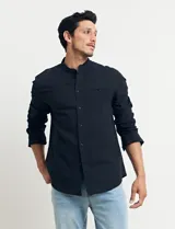 Camisa de lino color beige, de cuello mao y manga larga.