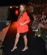 Blazer sastrero rojo con solapas clásicas, manga larga y corte a la cadera.