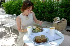 Collar con dije circular irregular de alpaca y plata 925, con hilo de algodón natural.