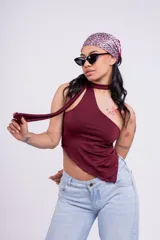 Top color borgoña con escote halter asimétrico y tiras finas que se atan al cuello.
