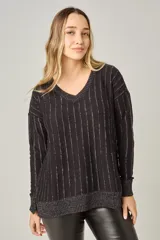 Sweater de punto negro con escote en V y rayas verticales plateadas.