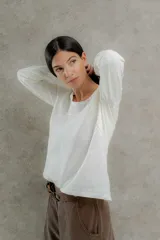 Remera negra de manga larga con costuras decorativas en color ocre en hombros y escote.