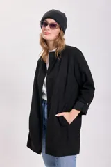Blazer negro de corte recto y solapas clásicas.
