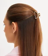 Set de dos pinzas para el pelo doradas, una con forma de semicírculo y otra rectangular con dientes. Fabricadas en metal.