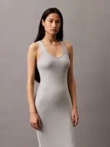 Vestido midi gris de algodón y elastano, sin mangas y con escote redondo.